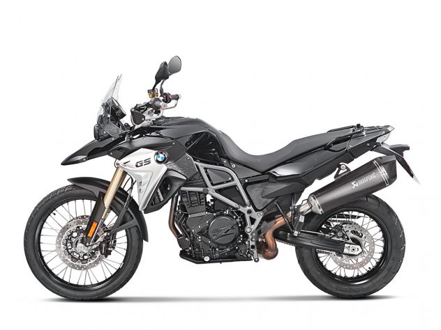 Terminal Akrapovic titanio negro con tapa de carbono para F800GS vista lateral