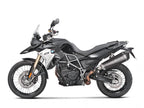 Terminal Akrapovic titanio negro con tapa de carbono para F800GS vista lateral