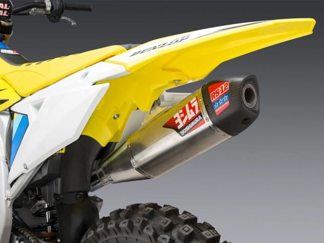 Perfil asimétrico escape RS-12 Yoshimura mostrando clearance neumático y pinza